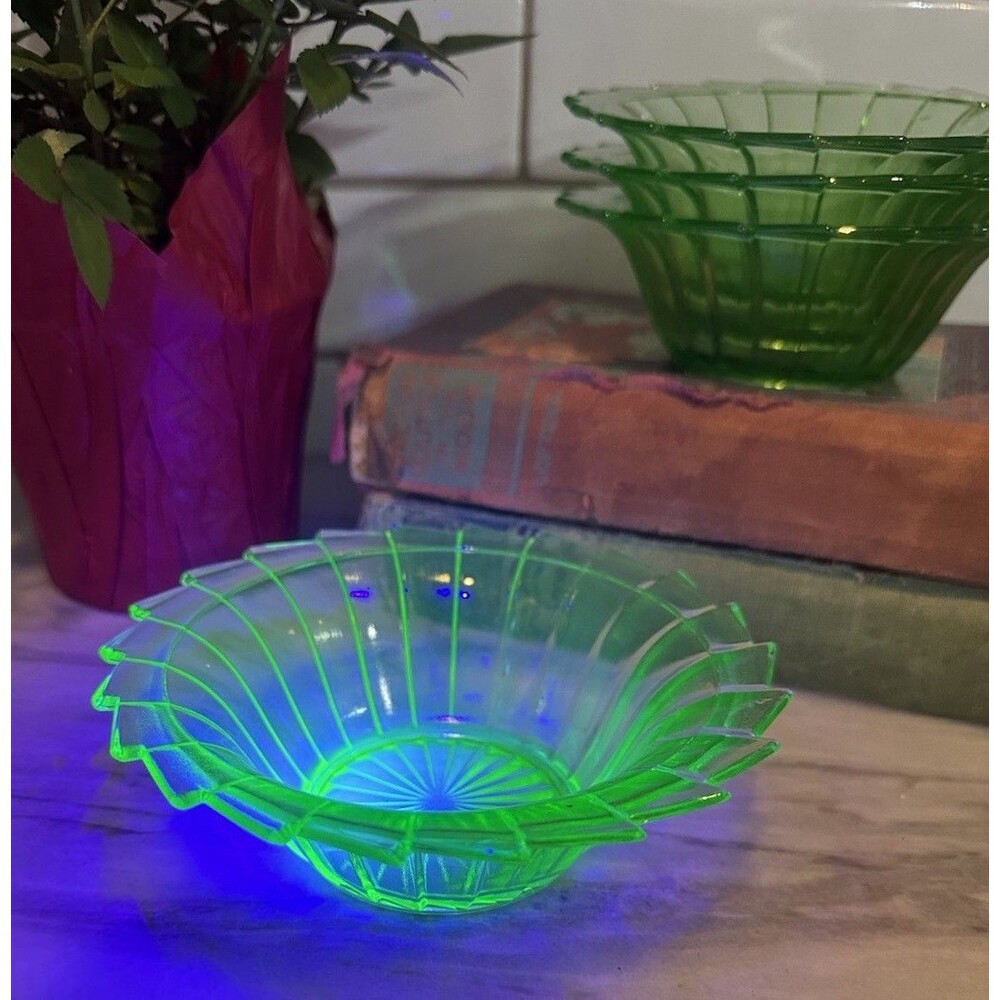 Jeannette Uranium Sierra Green Depression Pinwheel Bowl Set 4 Small 5” X 2” EUC